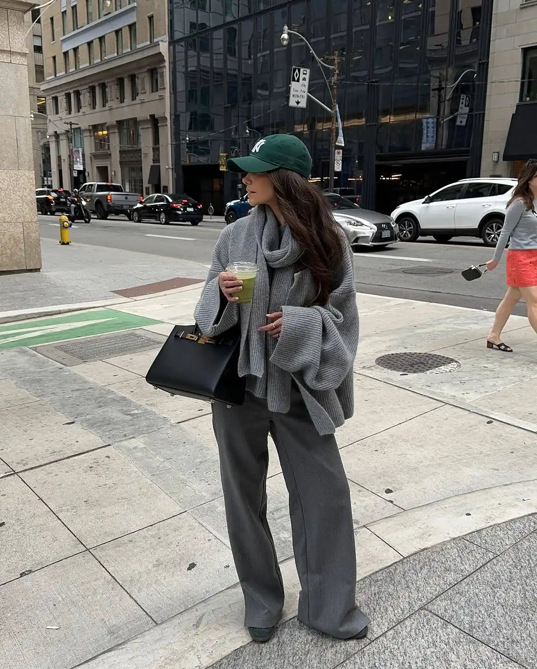 Melangé- Locker Strickpullover mit Schal