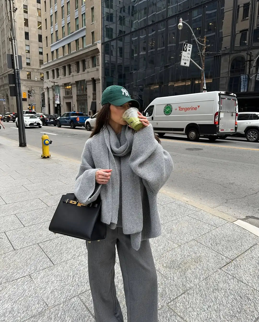 Melangé- Locker Strickpullover mit Schal