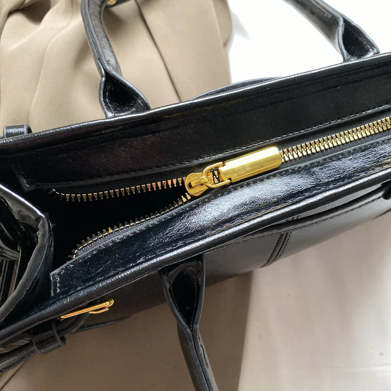 Melangé- Leder Schultertasche mit Gürtel-Detail